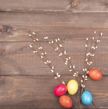 Rustik masada söğüt ile çok renkli paskalya yumurtaları