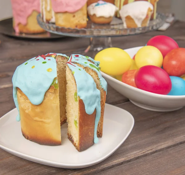 Morceaux Gâteau Pâques Sur Assiette Avec Des Œufs Pâques Multicolores — Photo