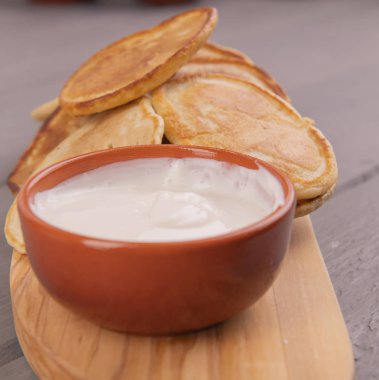 Özel tahtaüzerinde krep ile ekşi krema