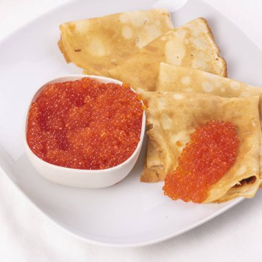 Krepli kasede bir sürü kırmızı havyar var.