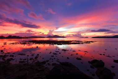 Deniz ve su yansıma güzel sahne gündoğumu veya günbatımı dramatik gökyüzü görünümü