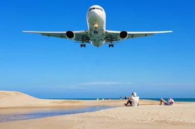 Güzel tropikal deniz beyaz kum ile yukarıda açılış plaj ve açık mavi gökyüzü insanlar üzerinde uçak bir uçak phuket Tayland görüntü yaz sezonu için alın ve arka plan seyahat