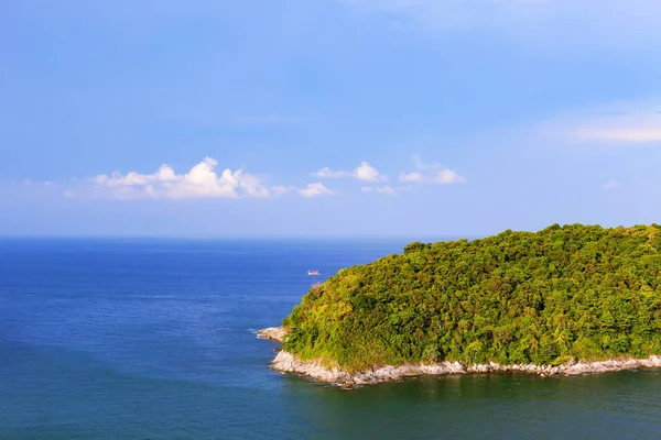 Malý Tropický Ostrov Jasně Modré Nebe Mraky Scenérie View Phuket — Stock fotografie