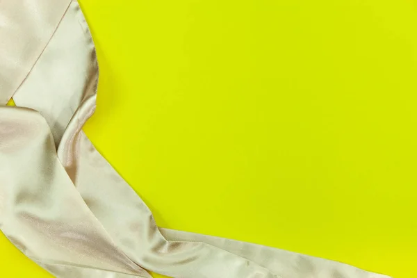 Tutup Bingkai Kain Pada Kertas Kuning Untuk Desain Dan Latar — Stok Foto