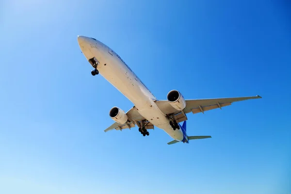 Passagierflugzeug Fliegt Den Blauen Himmel — Stockfoto