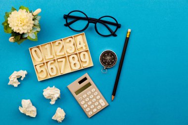 İş nesneleri Office mavi masa arka plan üzerinde