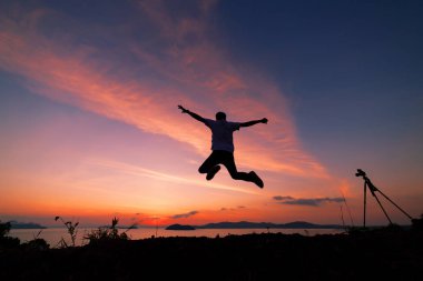 Asya adam gezgin bir yağmur ormanı dağın tepesinde sahne gündoğumu veya günbatımı zamanı arka plan atlama