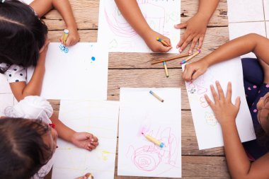 Çocuk el ahşap masa, kavram eğitim arka plan üzerinde renkli kalemler ile çizim 