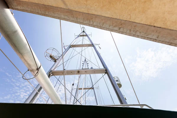 风帆帆船帆柱反对天空和云彩背景 — 图库照片