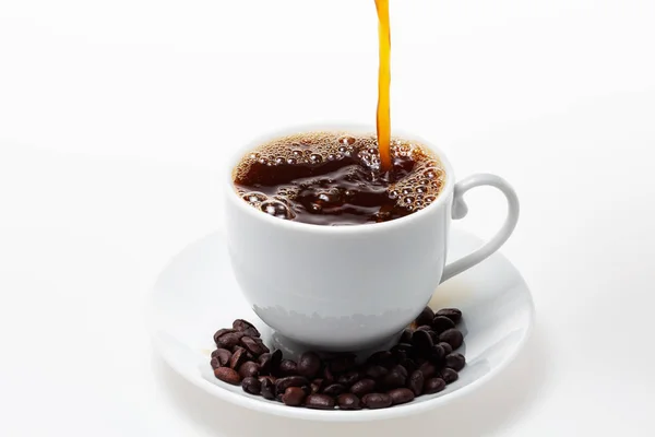 Koffie Gieten Witte Koffiekopje Bonen Witte Achtergrond — Stockfoto