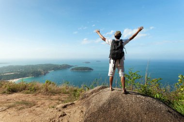 yalnız adam fotoğrafçı ya da gezgin ayakta ve bir şey düşünüyor ve güzel sahne manzara doğa phuket Tayland rock dağda görüntülemek görmek.