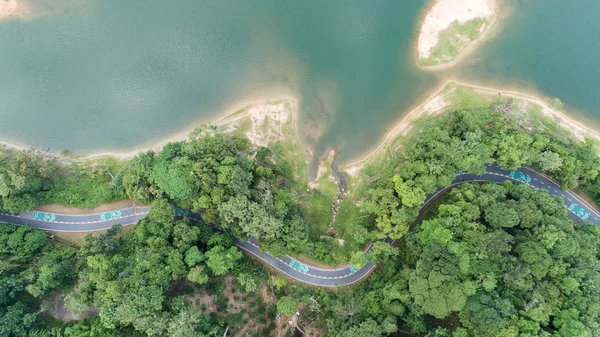 Letecký Snímek Létající Dron Cyklistické Stezce Kolem Přehrady Nádherná Příroda — Stock fotografie