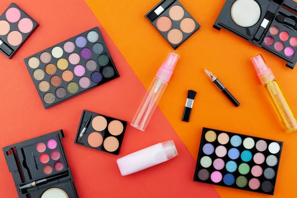 Kağıt arka plan üzerinde izole allık ve göz farı seti.