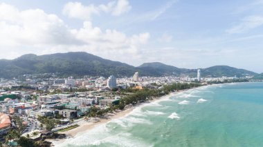 Patong Beach phuket Tayland, havadan görünümü dron atış kumlu kıyısında çökmesini güzel dalga