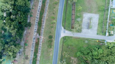 kırsal kesimde yolun havadan görünümü dron vurdu