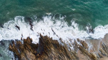 Deniz manzarası doğal kayalar çökmesini dalga ile phuket Tayland beach kapalı hava görünümünü dron atış