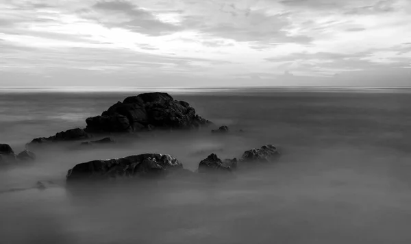 Lange Belichtung Der Meereslandschaft Mit Felsen Schwarz Und Weiß Schönes — Stockfoto