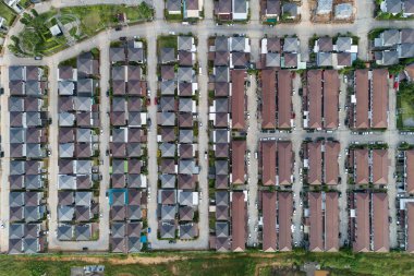 Tayland 'daki modern evler köyünün hava görüntüsü..