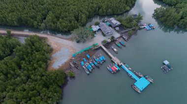 Longtail tekneler phang nga Tayland hava görünümünü, limanda
