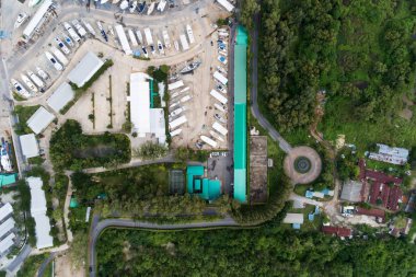 Dron, yat, motorbot ve Yelkenli Marina tarafından yüksek açılı görünüş.