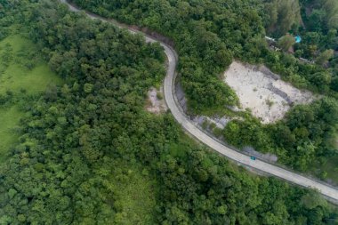 Phuket Tayland yeşil orman ile dağda dron eğri yolun üzerinden havadan görünümü