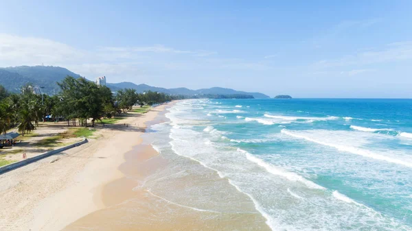 Phuket Thathand Daki Karon Sahilinde Kumlu Kıyıya Vuran Güzel Bir — Stok fotoğraf