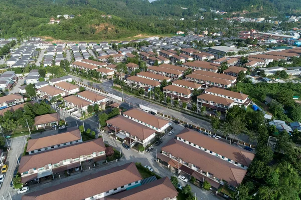 Tayland 'daki modern evler köyünün hava görüntüsü..