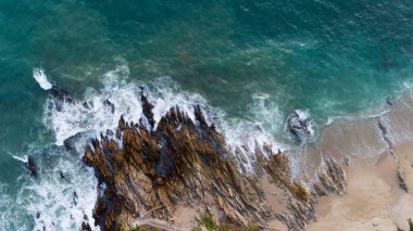 Deniz manzarası doğal kayalar çökmesini dalga ile phuket Tayland beach kapalı hava görünümünü dron atış