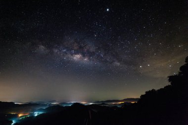 Samanyolu ile Phang-nga Tayland 'da uzun pozlama Gece Fotoğrafları