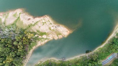 Baraj çevresinde bisiklet lane, güzel doğa manzara phuket Tayland drone uçan hava fotoğrafın.