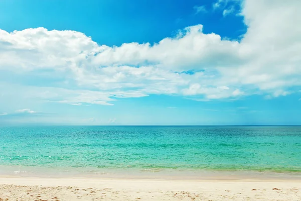美丽的热带海滩安达曼海和晴朗的蓝天背景 在普吉岛海岛 夏天海滩与波浪崩溃在沙地海岸风景旅行和游览概念 — 图库照片
