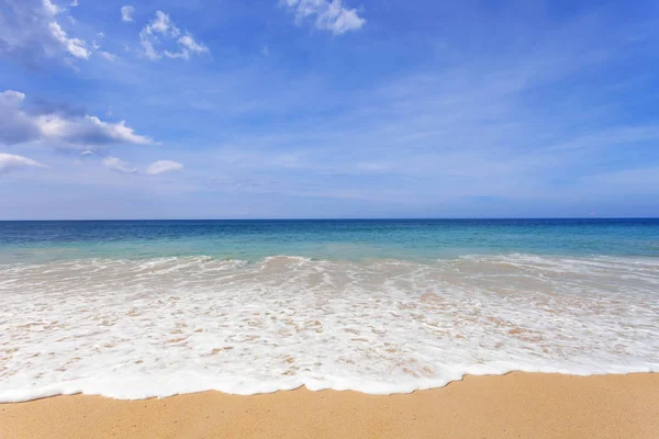 美丽的热带海滩在夏天与波浪崩溃在海滩在普吉岛海滩在泰国 图片为自然背景和夏天设计背景 — 图库照片