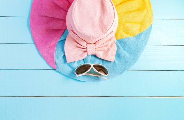 Düz güzel Bayan şapka Beach ahşap zemin üzerinde yatıyordu 