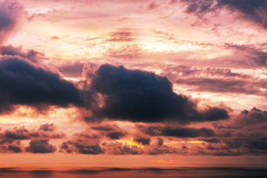 Dramatik gökyüzü ve bulutlar akşam zaman içinde deniz phuket Tayland