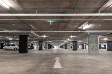 Otopark garaj iç, endüstriyel yapı, boş yer altı iç daire veya süpermarket.