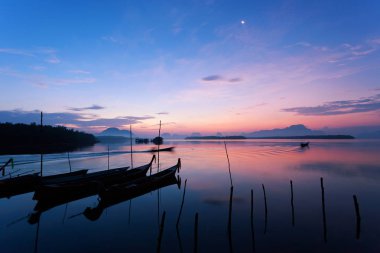 Longtail tekne ile kıyı balıkçı köyü, güzel sahne sabah gündoğumu deniz ve dağ phang - nga Tayland içinde.