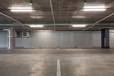 Otopark garaj iç, endüstriyel yapı, boş yer altı iç daire veya süpermarket.