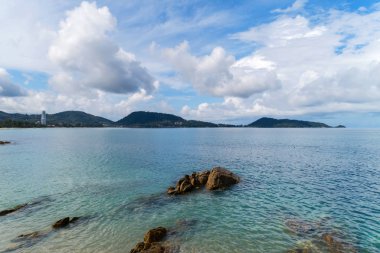 Yaz sezonunda mavi gökyüzü arka plan ile tropikal deniz.