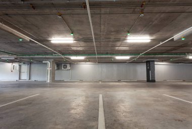 Otopark garaj iç, endüstriyel yapı, boş yer altı iç daire veya süpermarket.