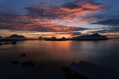 Güzel ışık gündoğumu Ban Sam Chong Tai köyü phang nga ilinde Tayland at sabah