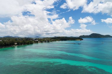 Havadan görünümü dron atış tropikal deniz ve rawai beach, phuket Tayland.