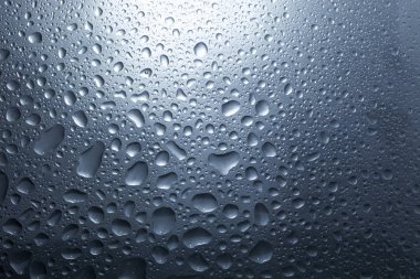 Su damlaları karanlık duvar ve ışık, su damlası için arka plan ve tasarım