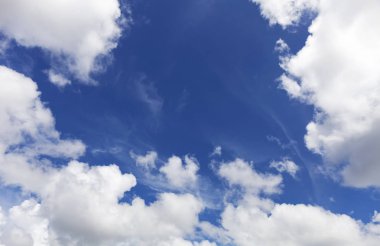 Beyaz bulutlar çerçevesinde mavi Berrak gökyüzü arka plan, kopya alanı için metin veya Web sitesi ve sanat tasarım doğa arka plan ekleyin