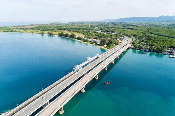 Köprü köprü yol görüntü ulaşım arka plan konsepti araçlarda ile hava uçak atış.