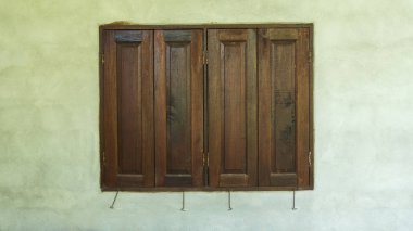 Eski ahşap windows kare çimento duvar