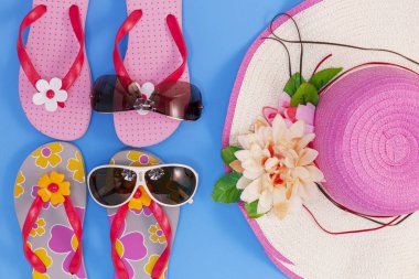 Yaz arka plan, yaz nesneleri ve aksesuarları mavi zemin üzerine dizi.