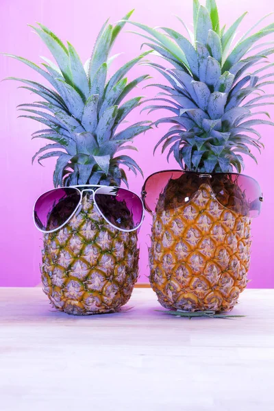 Ananas Avec Lunettes Soleil Couleur Douce Sur Planche Bois — Photo