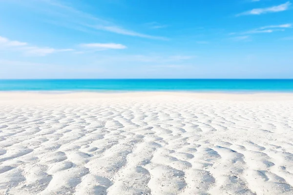 白い砂浜のカーブまたはぼやけた青い海と自然の背景または夏の背景青空背景画像と熱帯の砂浜 — ストック写真