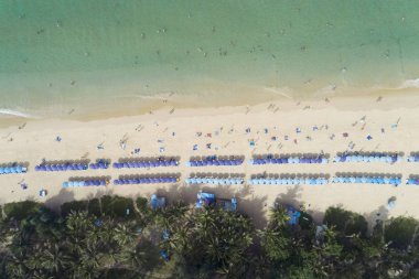 Üstten görünüm manzara güzel tropikal deniz yaz sezonu görüntü tarafından çekim, havadan görünümü dron yüksek açılı görünüş.