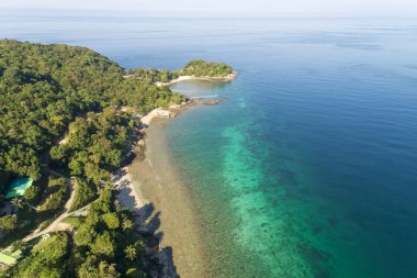 Yaz sezonu görüntü çekim, havadan görünümü dron yüksek açılı görünüş olarak güzel tropik deniz.